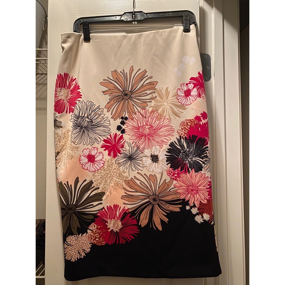 NY&CO 7th Ave Floral Pull-on Pencil Skirt.